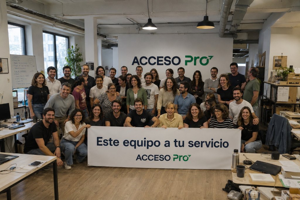 Equipo de AccesoPro en su oficina