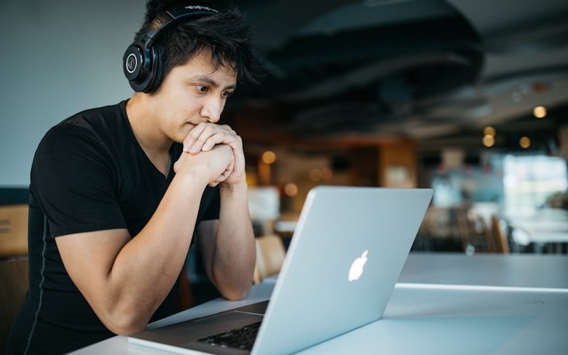 Cómo estudiar y trabajar a la vez para preparar tu prueba de acceso (sin tirar la toalla)